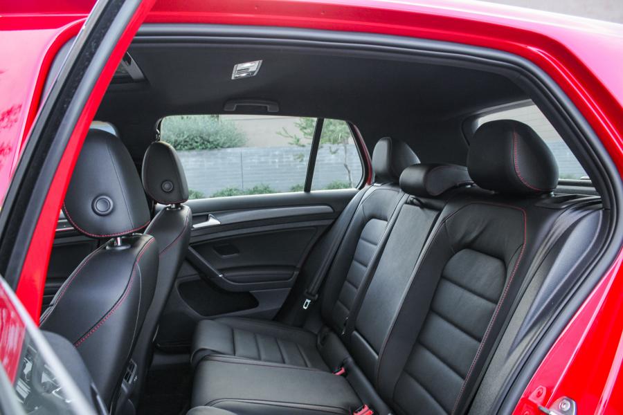Интерьер Volkswagen Golf GTI 5-Door (Typ 5G) 2017 года  (NA) (фото 40 из 41)